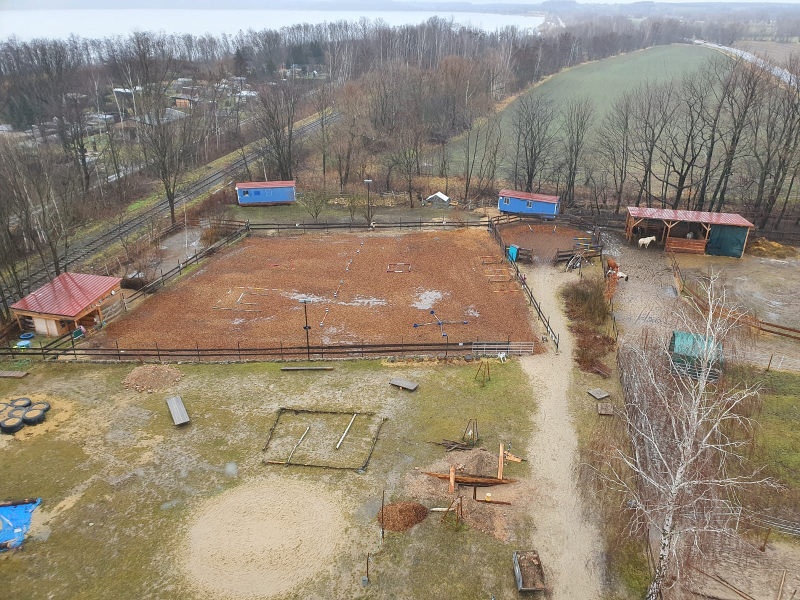 Luftbild des Pferdehofs mit Paddocks und Gebäuden